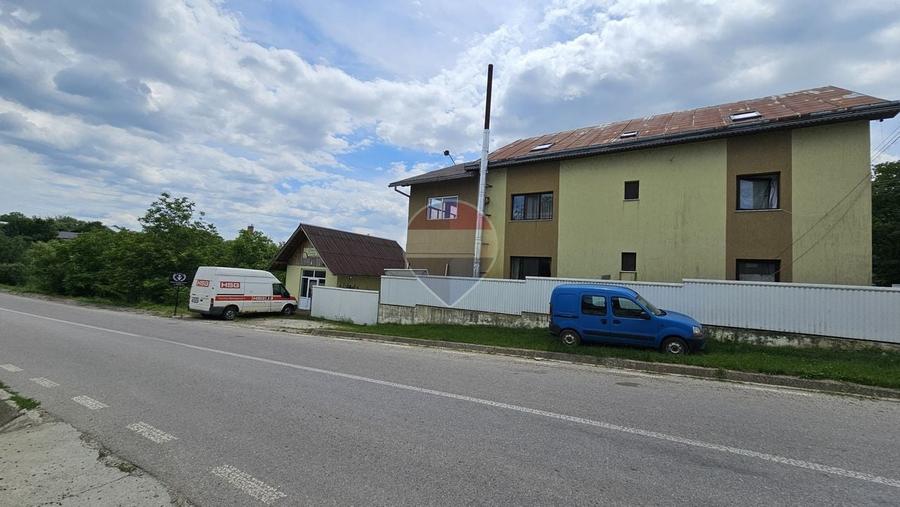 Casă individuală cu 9 camere cu Teren 900 Mp în Central