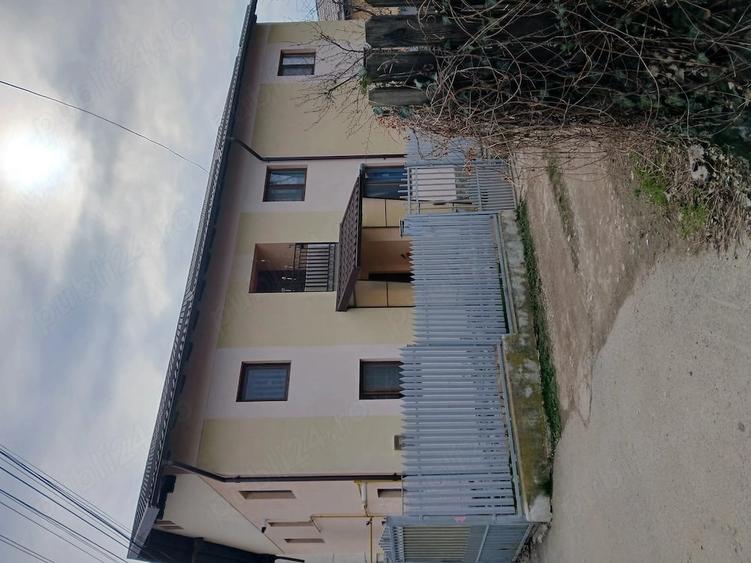 Casă cu 8 camere cu Teren 240 Mp în Central