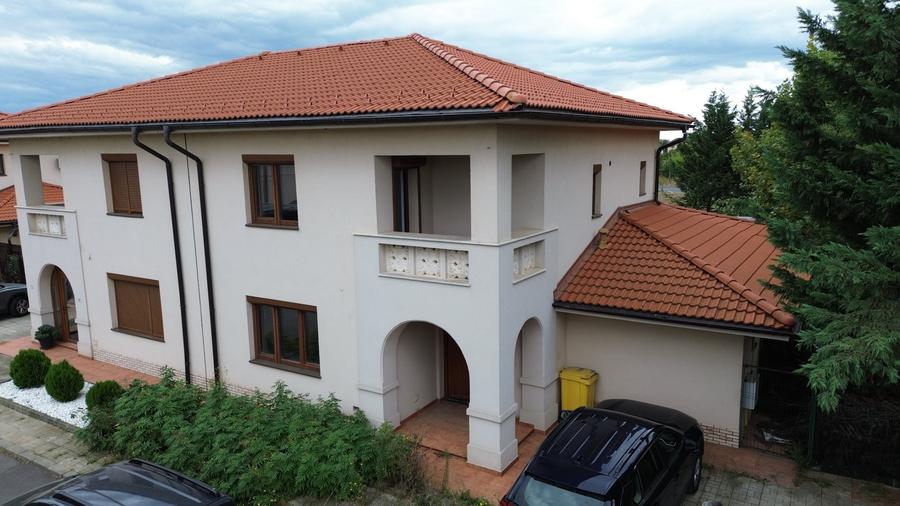 Duplex cu 3 camere cu Canalizare în Domnești