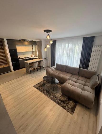 Apartament cu 2 camere decomandat în Tractorul
