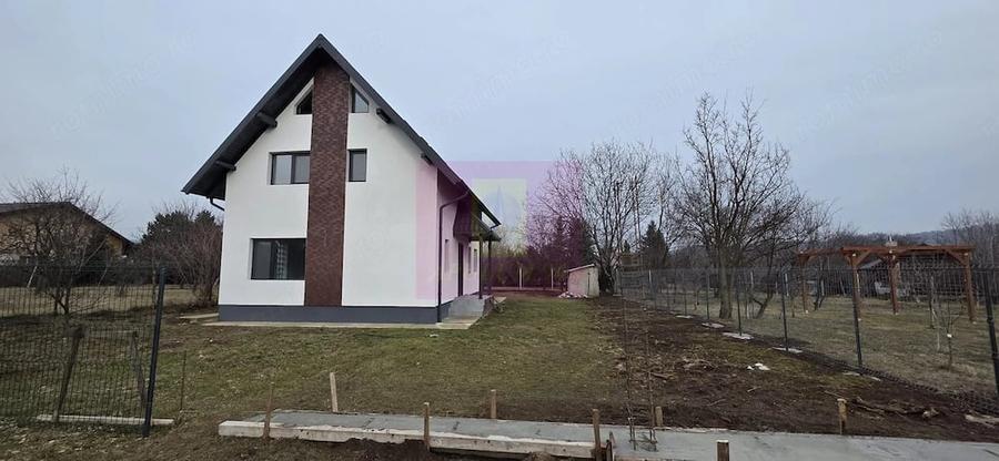 Vila de vanzare cu 4 camere in Brebu - 1