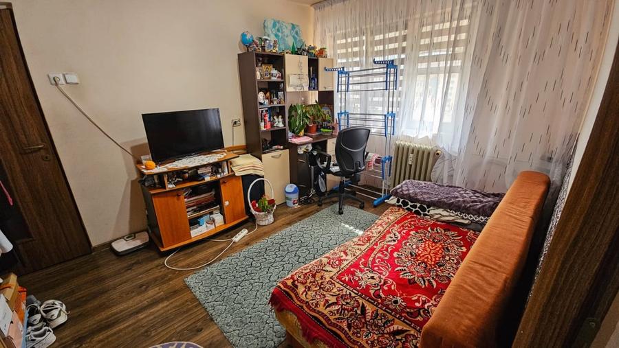 Apartament cu 3 camere semidecomandat, mobilat în Valea Rosie
