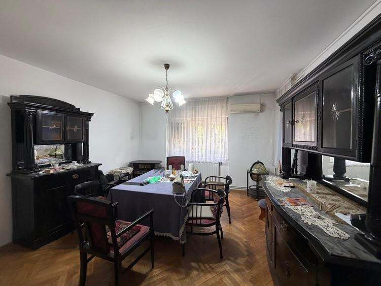 Apartament cu 3 camere decomandat în Neptun