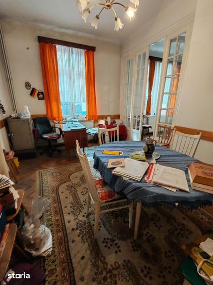 Casă cu 7 camere cu Teren 65 Mp în Centrul Civic