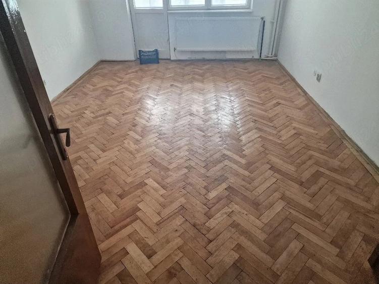 Apartament cu 3 camere semidecomandat în Mărăței