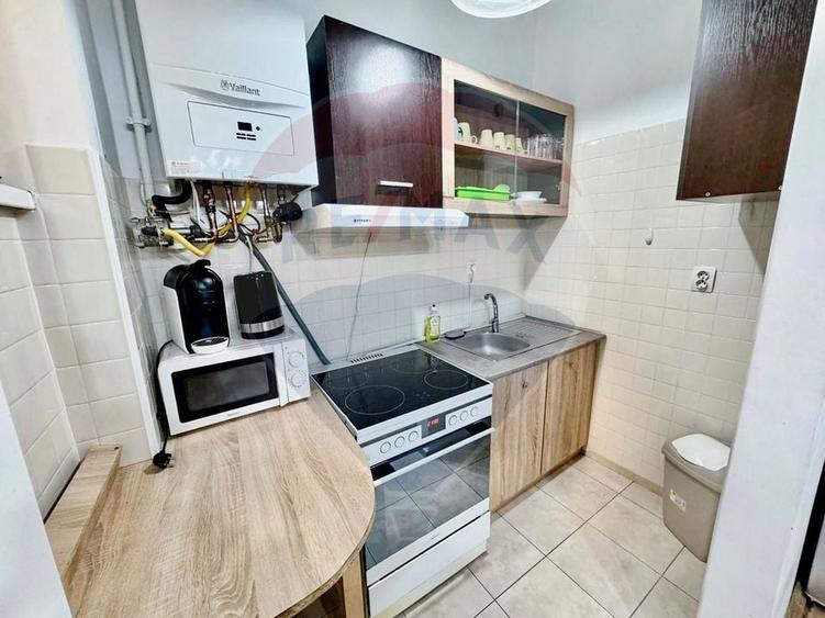 Apartament cu 3 camere semidecomandat, mobilat în Central