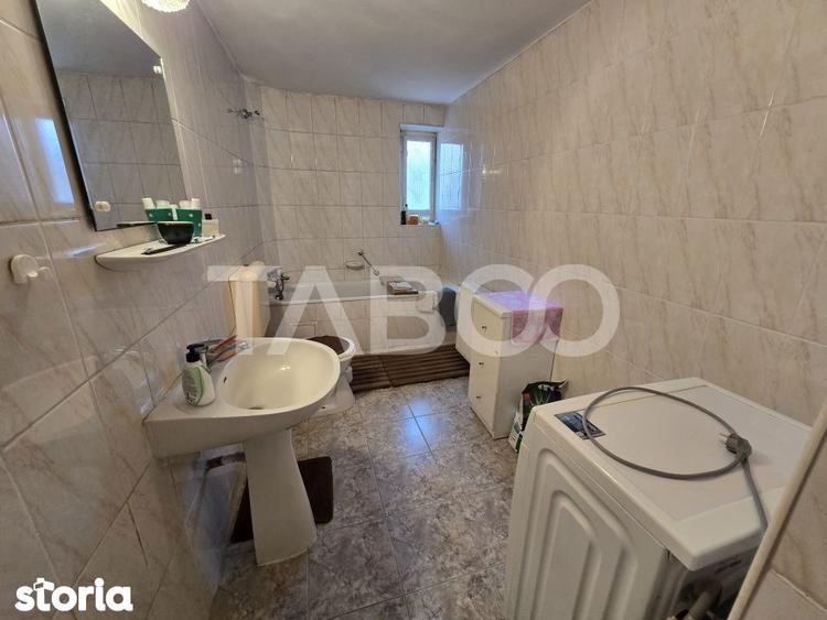 Casă cu 6 camere cu Canalizare în Sub Arini