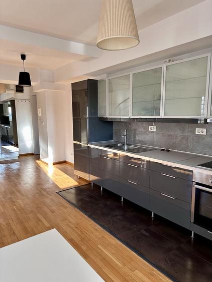Apartament cu 4 camere semidecomandat, mobilat în Decebal