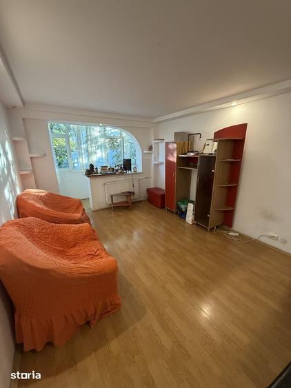 Apartament cu 3 camere semidecomandat în Craiovița Nouă