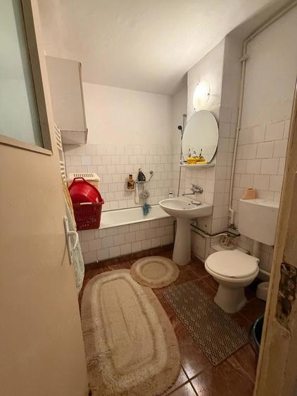 Apartament cu 4 camere decomandat în Craiovița Nouă