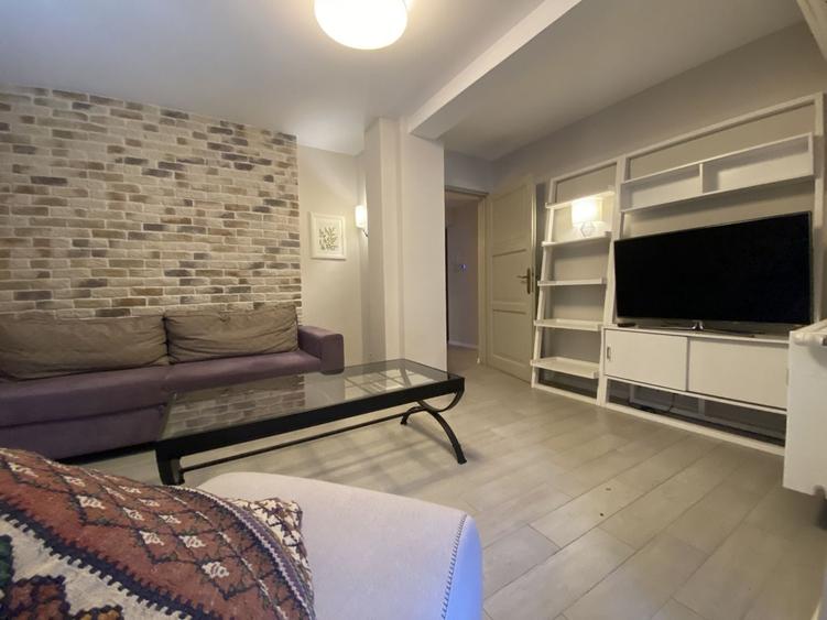 Apartament cu 3 camere semidecomandat în Kiseleff