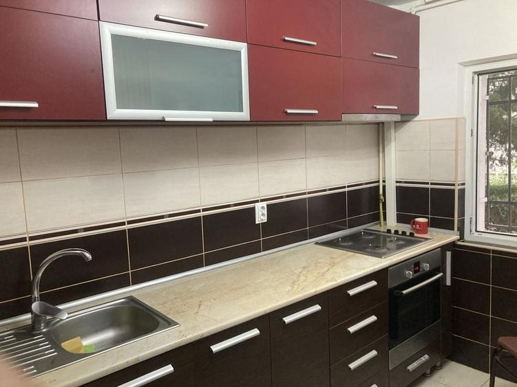 Apartament cu 3 camere decomandat în Far