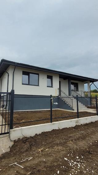 Casă cu 2 camere cu Teren 650 Mp în Chicerea
