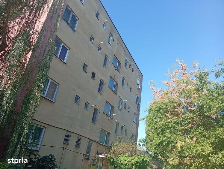 Apartament cu 3 camere semidecomandat în Grădiște