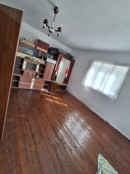 Casă cu 2 camere cu Teren 4500 Mp în Central
