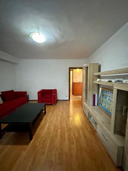 Apartament cu 3 camere decomandat în Tei