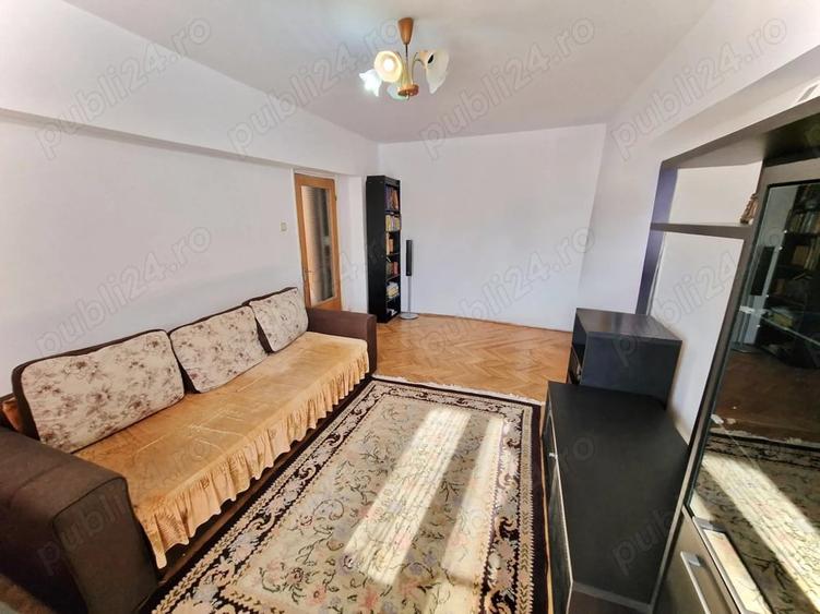 Apartament cu 3 camere semidecomandat în 1 Decembrie