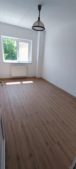 Apartament cu 3 camere decomandat în Broscăuți