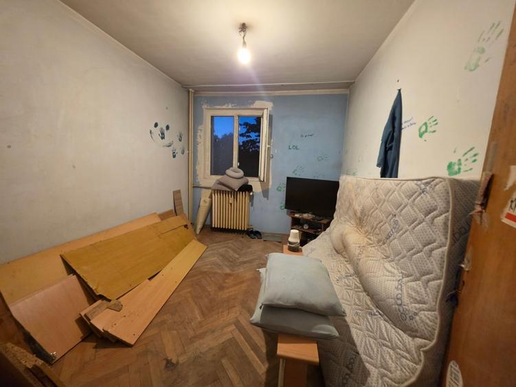 Apartament cu 3 camere semidecomandat în Titan