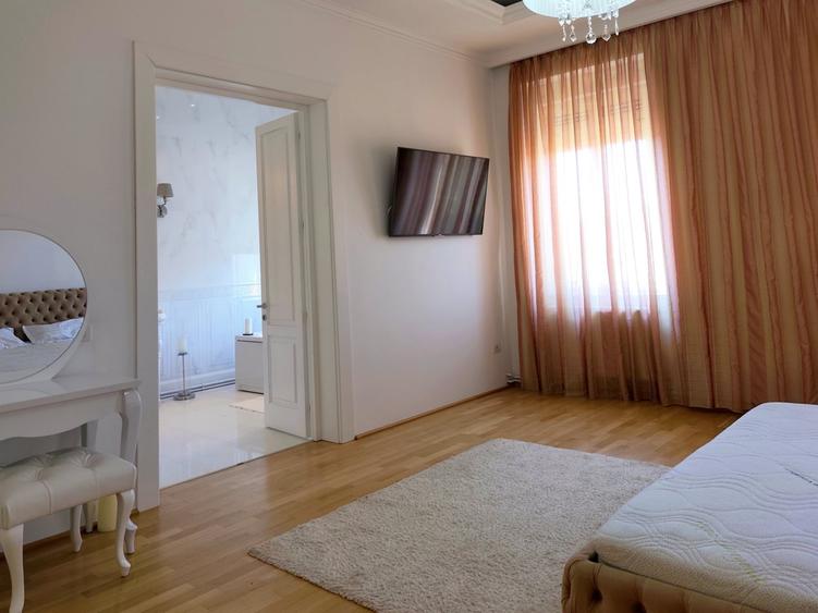 Apartament cu 3 camere decomandat, mobilat în Neptun