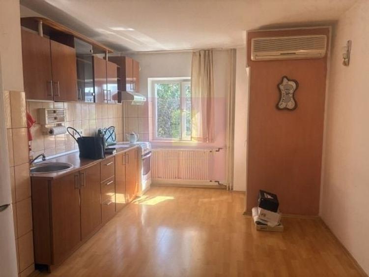 Apartament cu 3 camere decomandat în Drumul Sării