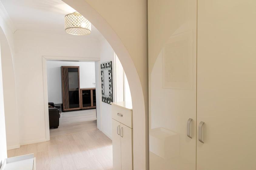Apartament cu 3 camere decomandat, mobilat în Central