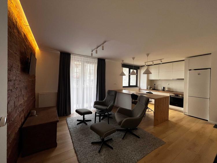 Apartament cu 2 camere semidecomandat, mobilat în Central