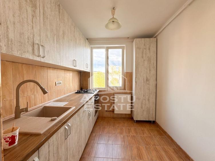 Apartament cu 2 camere semidecomandat, mobilat în Micro 4