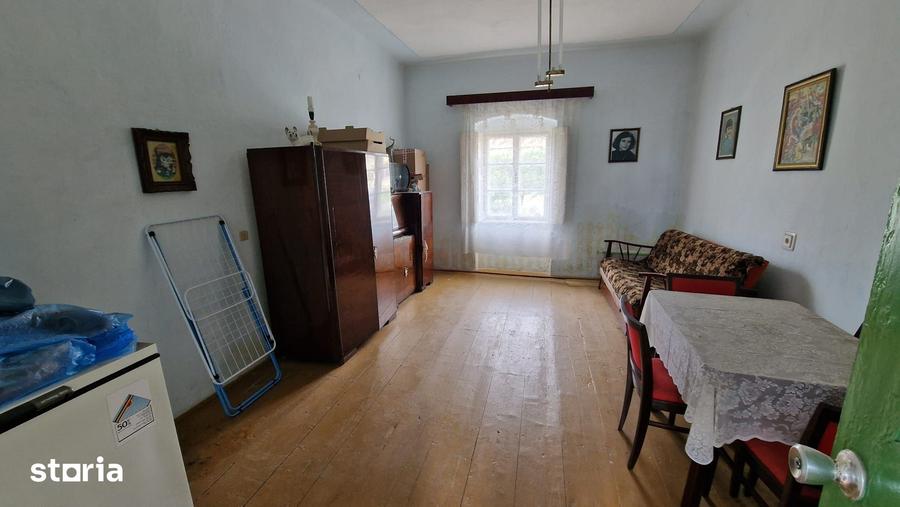 Casă cu 8 camere cu Teren 3651 Mp în Giulvăz
