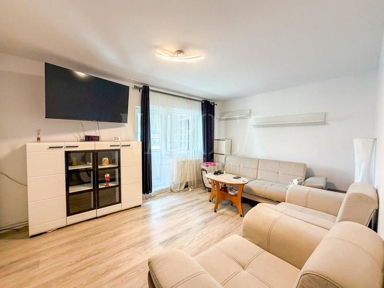 Apartament cu 3 camere decomandat în Între Lacuri