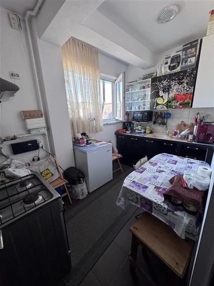 Apartament cu 3 camere semidecomandat, mobilat în Berceni