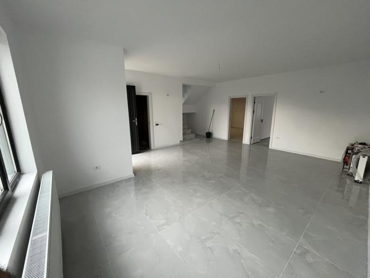 Casă individuală cu 4 camere cu Canalizare în Valu lui Traian