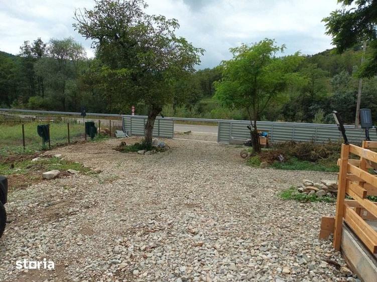 Casă cu 4 camere cu Teren 8000 Mp în Central