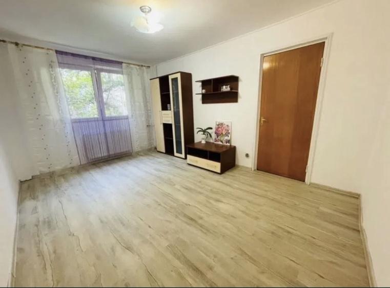 Apartament cu 3 camere decomandat, mobilat în Lacul Tei