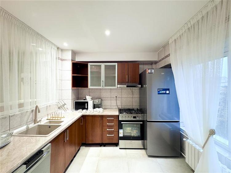 Apartament cu 3 camere semidecomandat, mobilat în Floreasca