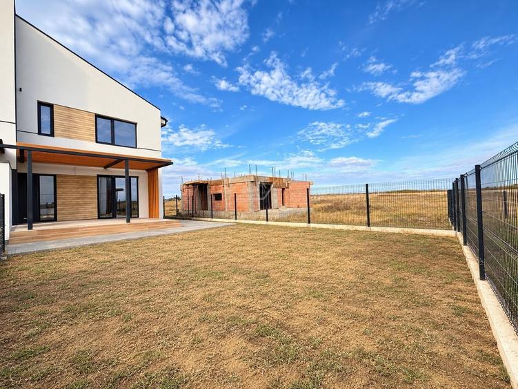 Duplex cu 5 camere cu Canalizare în Moșnița Nouă