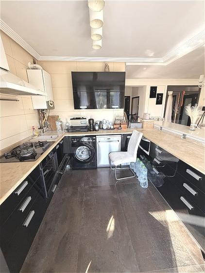 Apartament cu 3 camere semidecomandat, mobilat în Florești