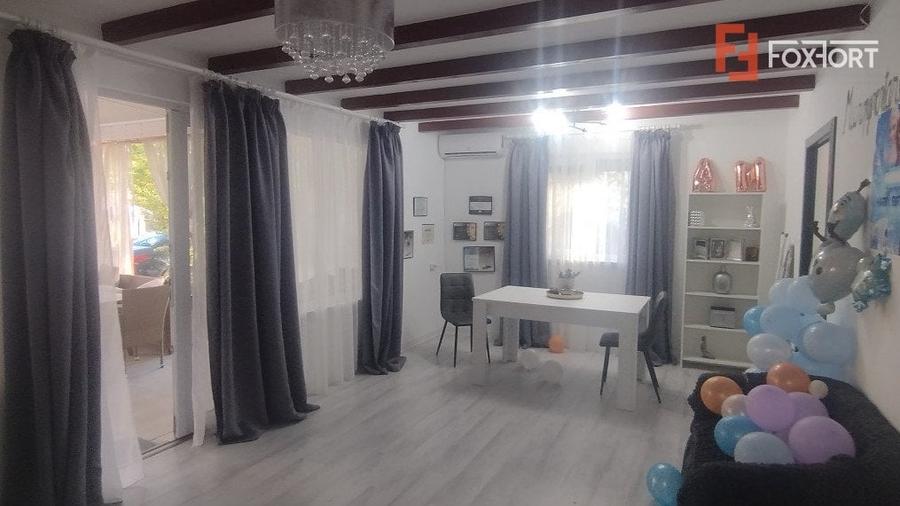 Casă individuală cu 7 camere cu Canalizare în Lipovei