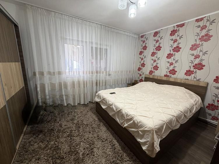 Apartament cu 3 camere decomandat, mobilat în Buzaului