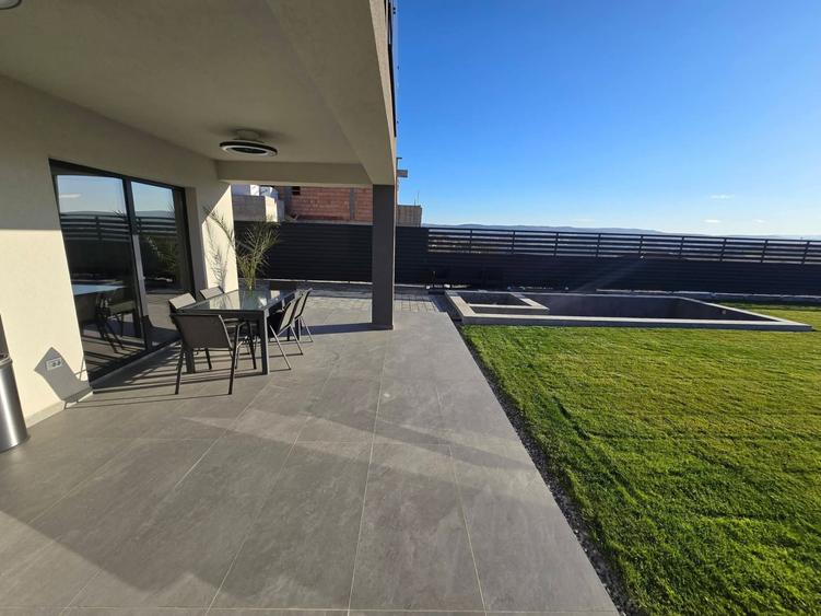 Casă individuală cu 4 camere cu Piscina în Iris