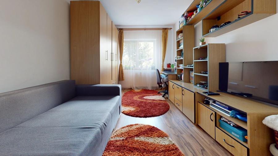 Apartament cu 3 camere semidecomandat în Gemenii