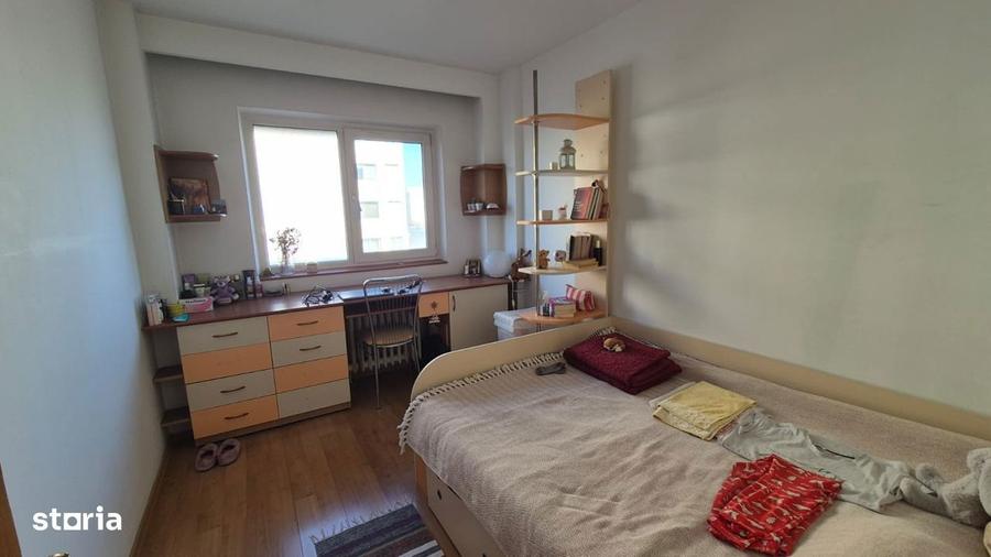 Apartament cu 3 camere semidecomandat, mobilat în Titan