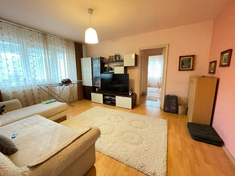 Apartament cu 2 camere semidecomandat, mobilat în Podu Roș