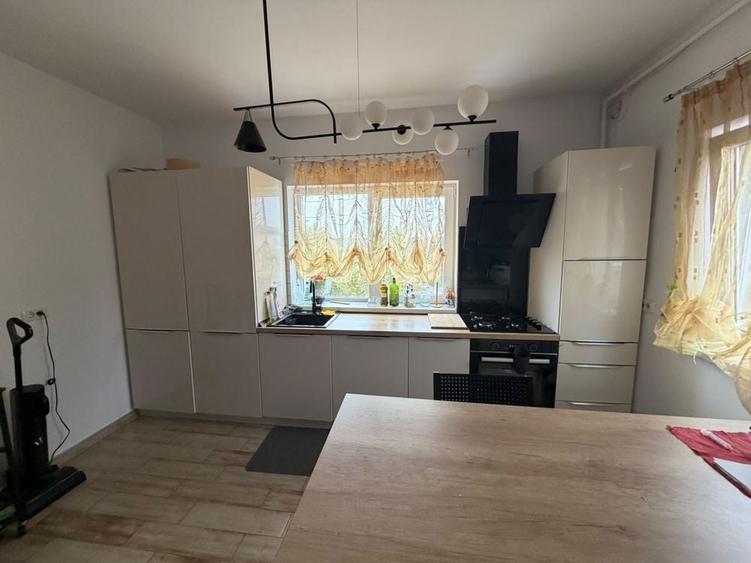 Apartament cu 3 camere decomandat în Dumbrăvița