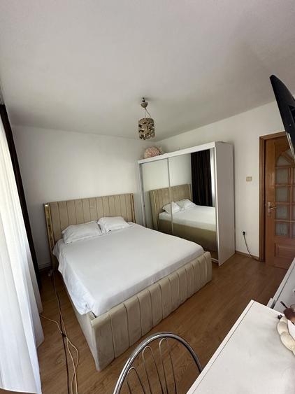Apartament cu 4 camere decomandat în Km 4