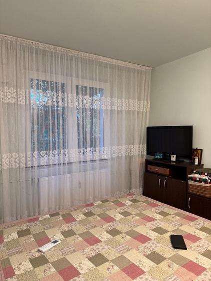 Apartament cu 3 camere decomandat în Titan