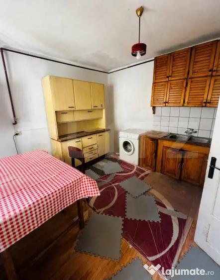 Casă cu 7 camere cu Teren 981 Mp în Central