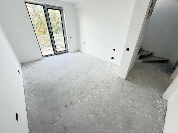 Duplex cu 4 camere cu Canalizare în Exterior Sud