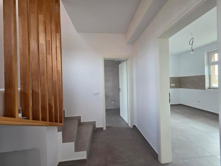 Duplex cu 4 camere cu Canalizare în Stupini
