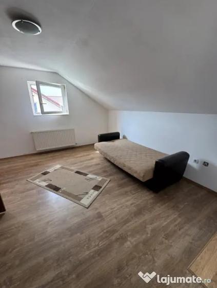 Apartament cu 3 camere semidecomandat în Florești